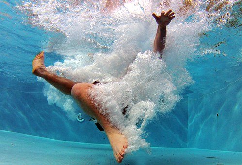 bazén člověk ve vodě