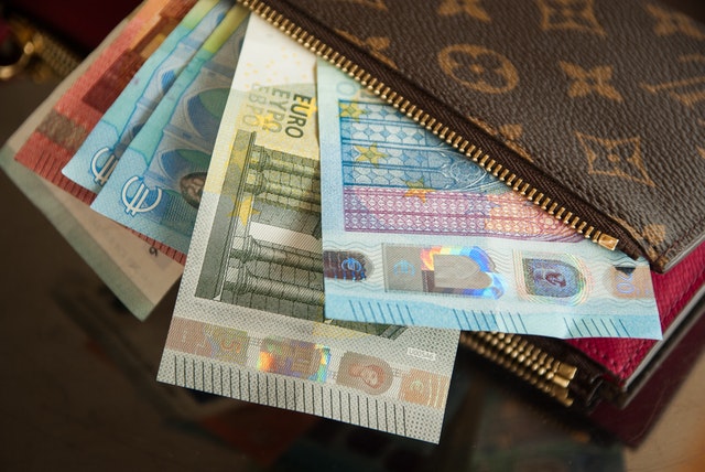 bankovky v peněžence.jpg