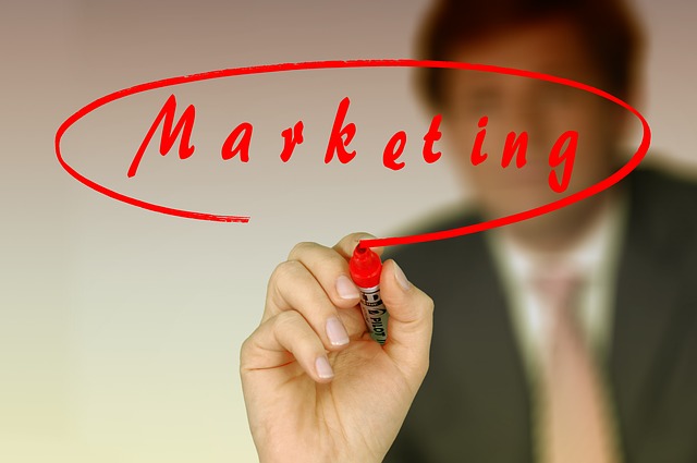 slovo „marketing“ v červeném kruhu